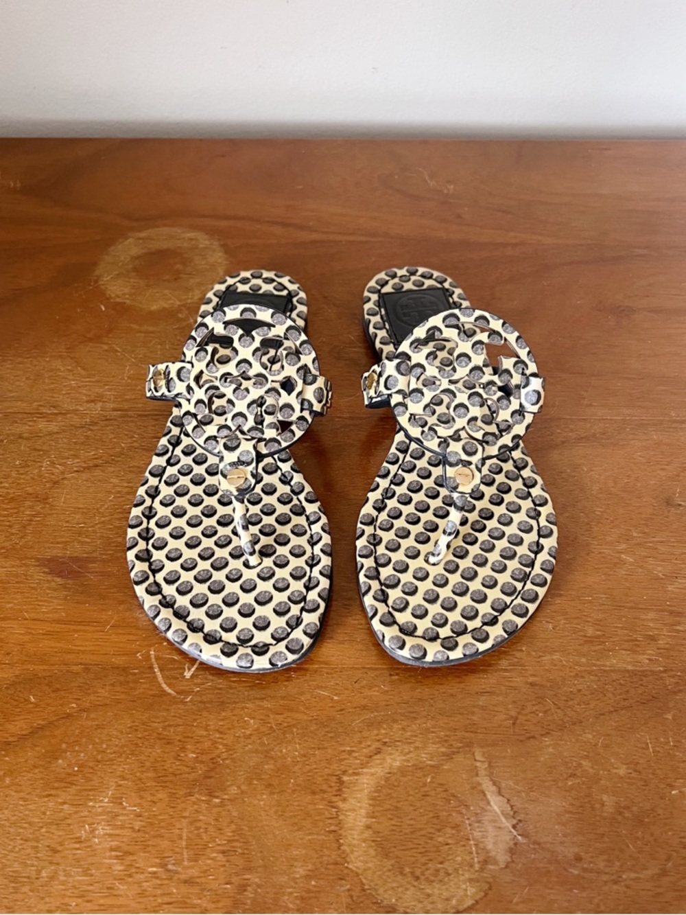 Tory Burch • Miller Sandal patent leather Dot Shadow slide thong logo flip flop - Picture 2 of 9